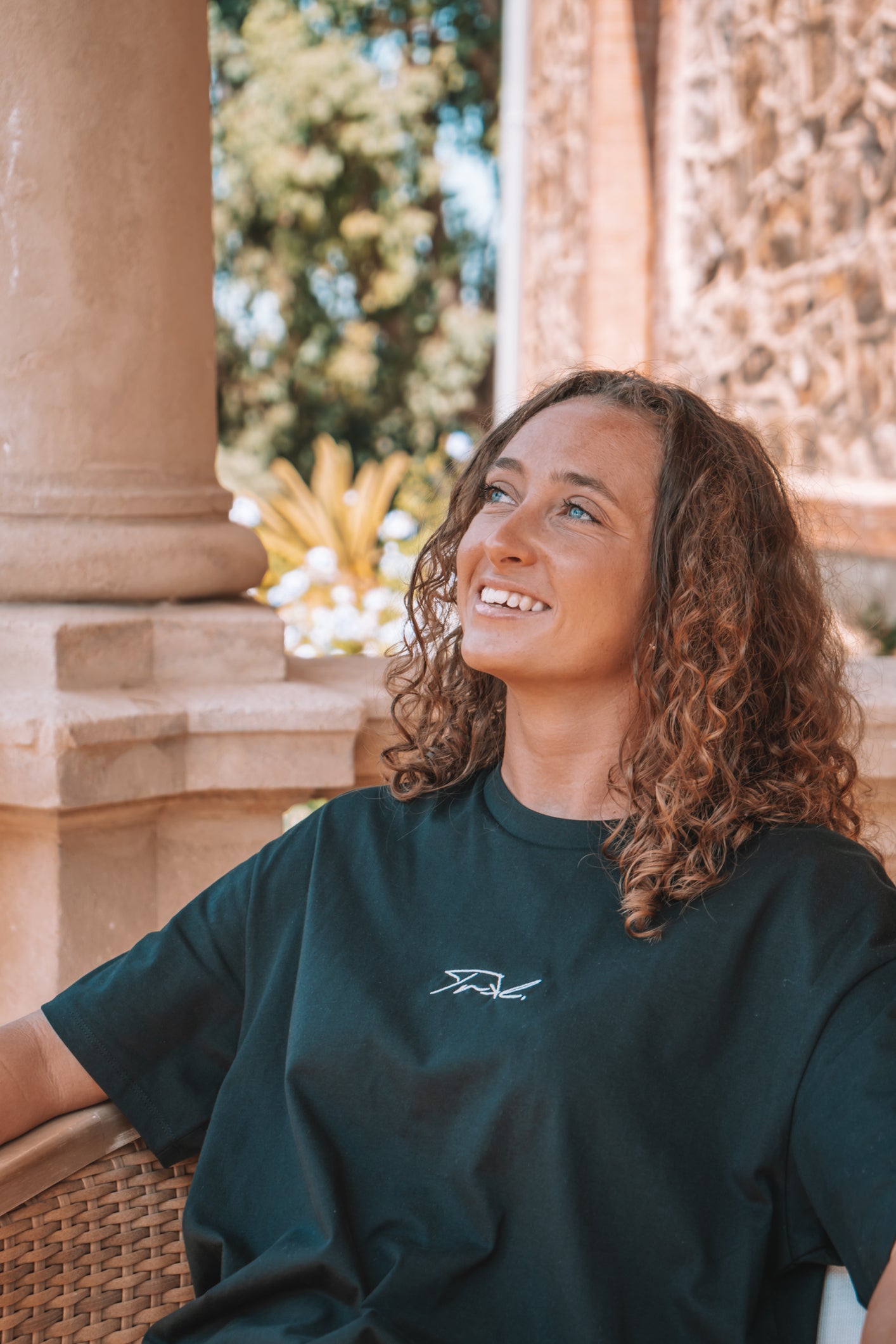 tshirt oversize avec épaule tombante brodé pour un look chic et tendance.