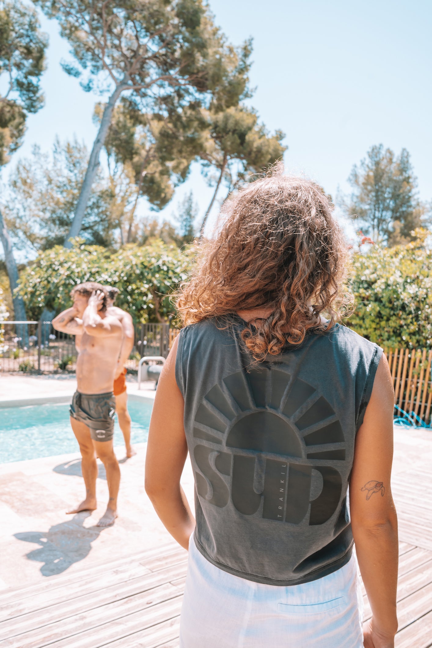 tshirt sans manche femme avec imprimé dans le dos.