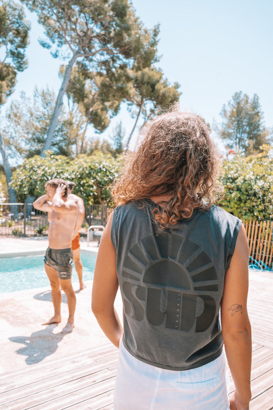 tshirt sans manche femme avec imprimé dans le dos.