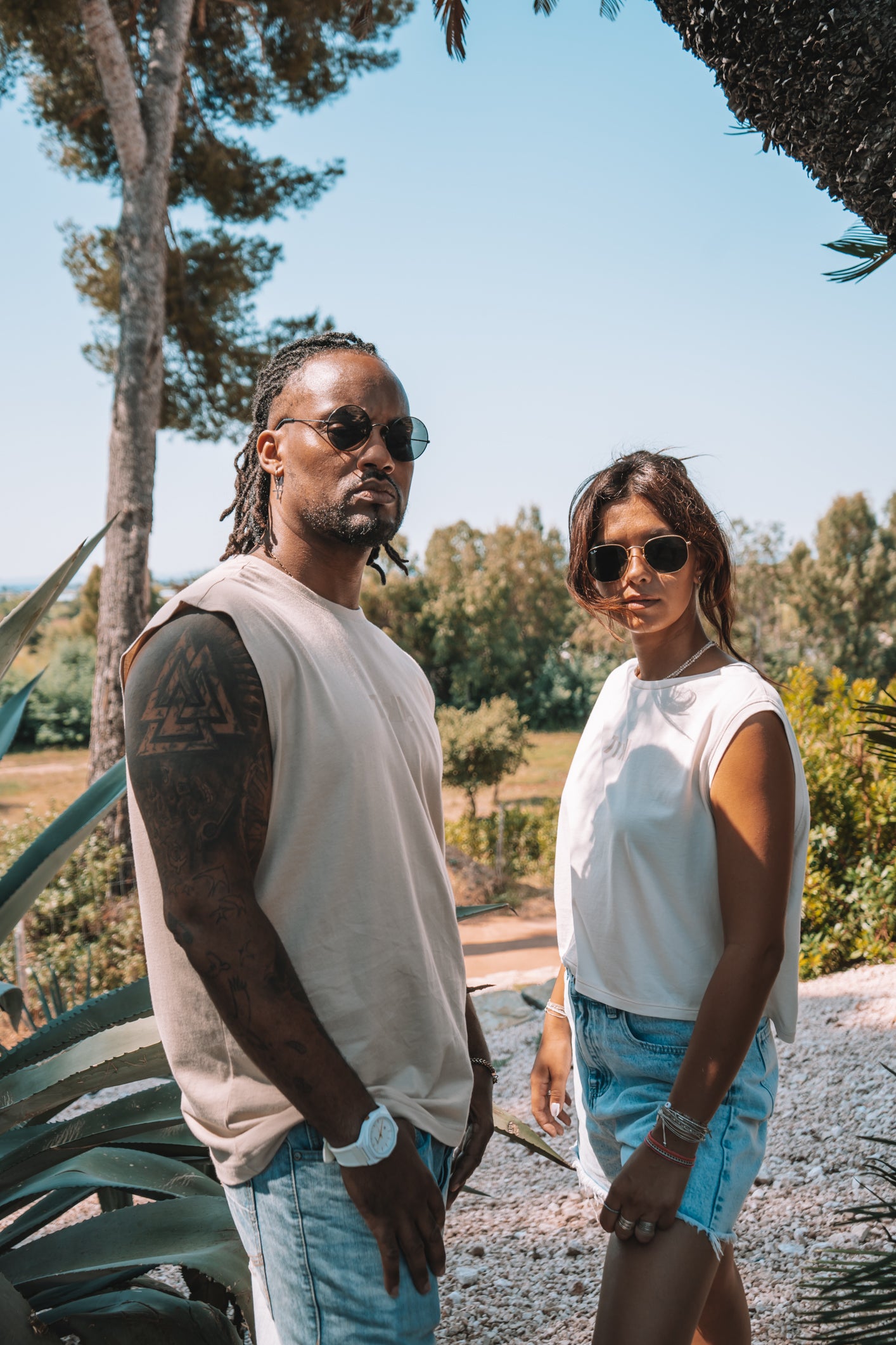 Duo d'un tshirt sans manche pour homme et d'un croptop femme, coupe droite, look décontracté.