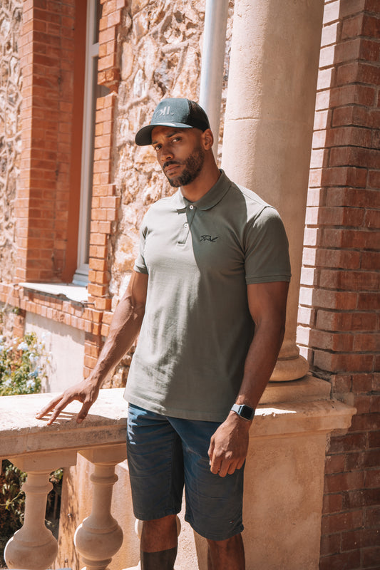 Polo brodé pour un style chic et élégant avec casquette noir
