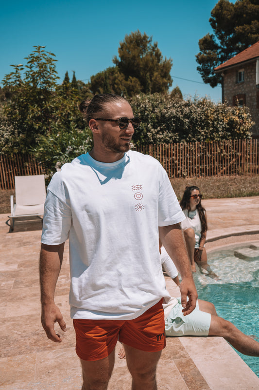 Tenue d'été avec t-shirt oversize sea sex and Sun avec short de bain trkl pour un look décontracté.