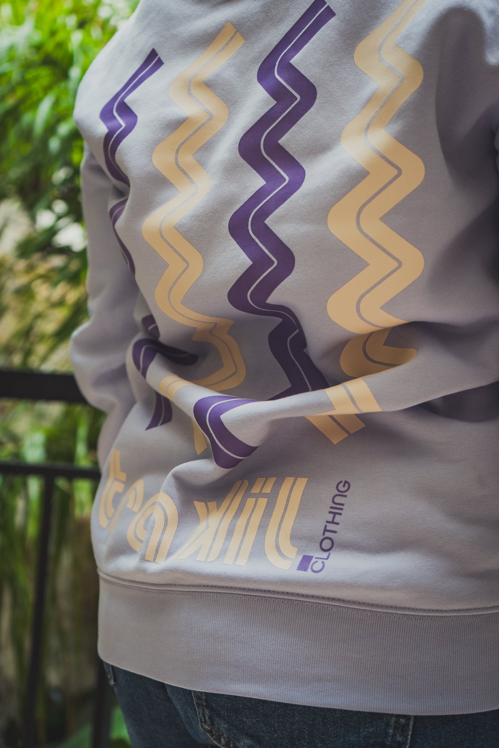 sweat à capuche avec des vagues dans le dos