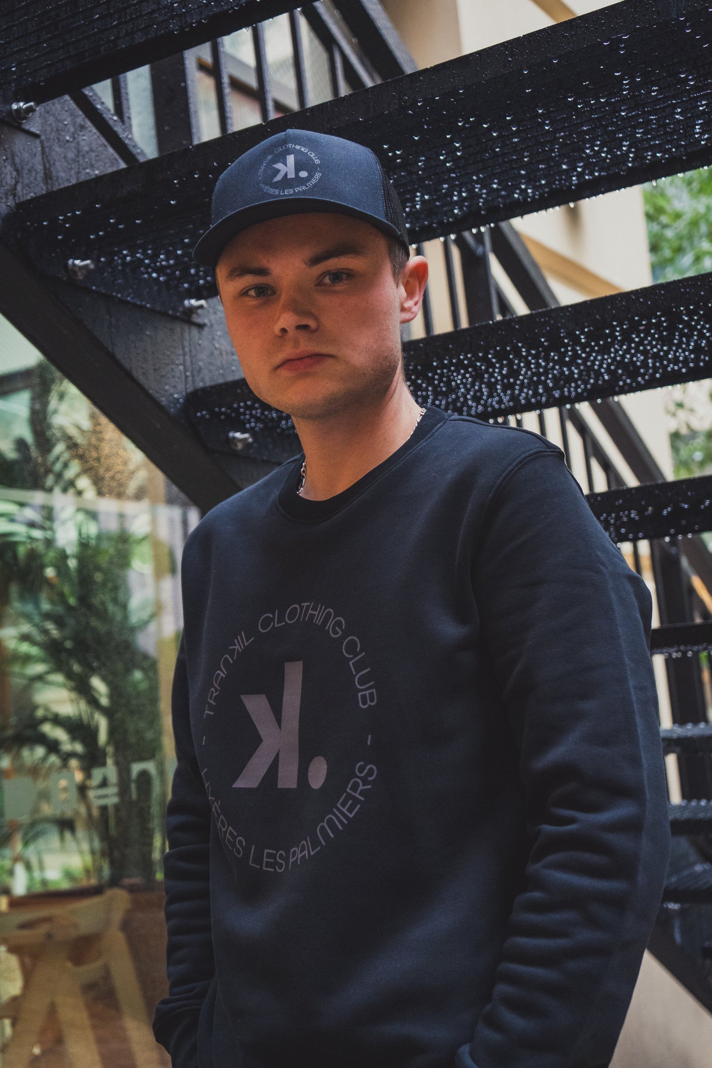 style streetwear avec un sweat en coton bio et une casquette ajustable
