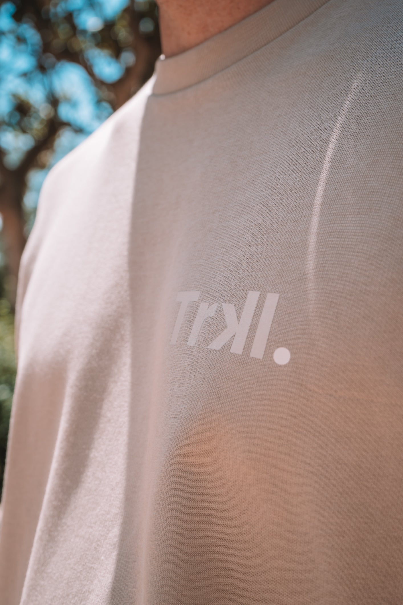 Coupe oversize à épaules tombantes, textile hybride entre le sweatshirt et le t-shirt.