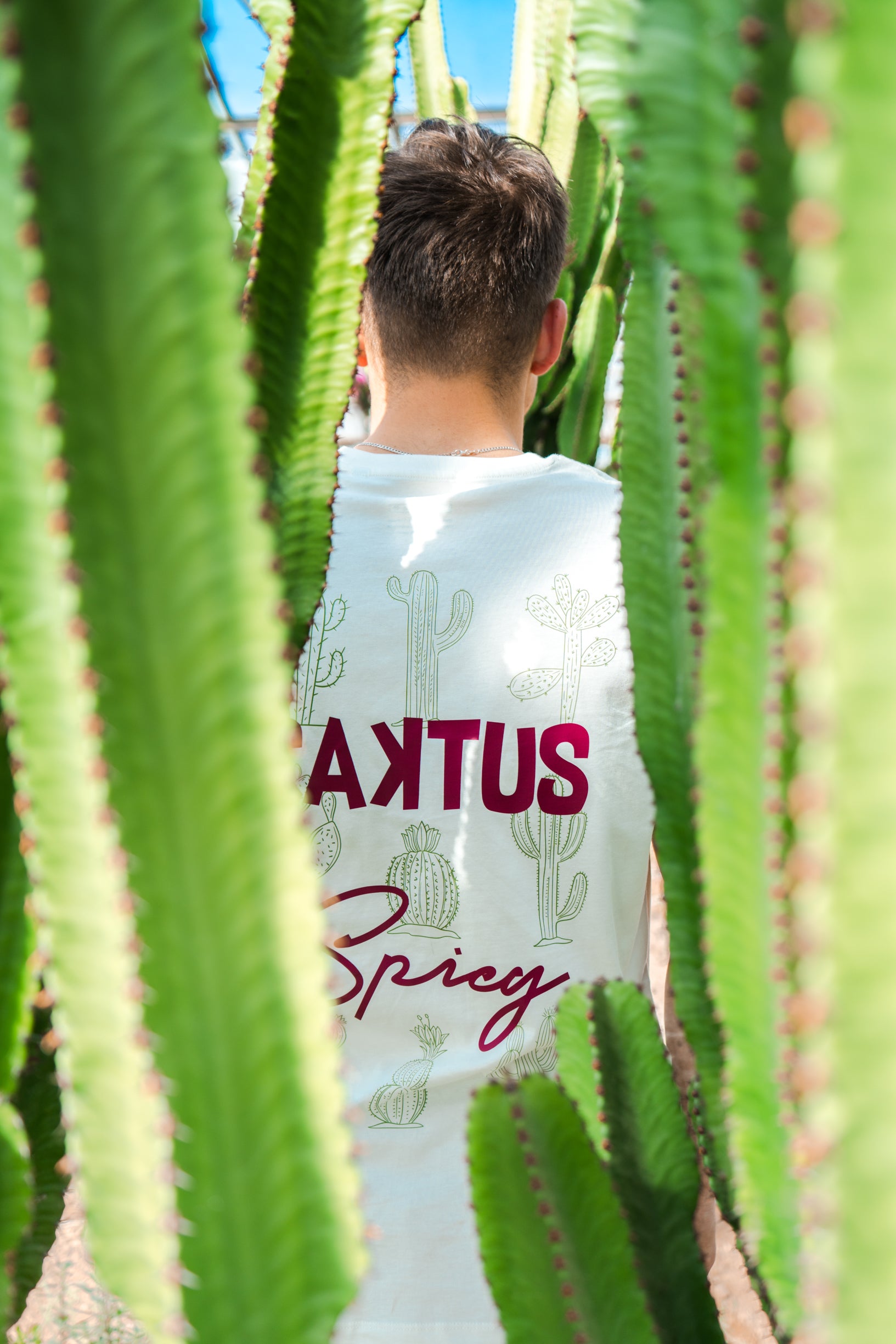 t-shirt coupe droite avec des cactus dans le dos