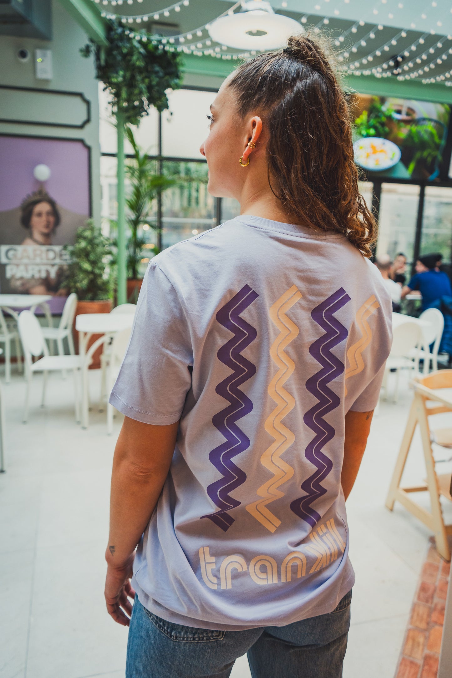 un style décontracté avec un t-shirt coupe regular