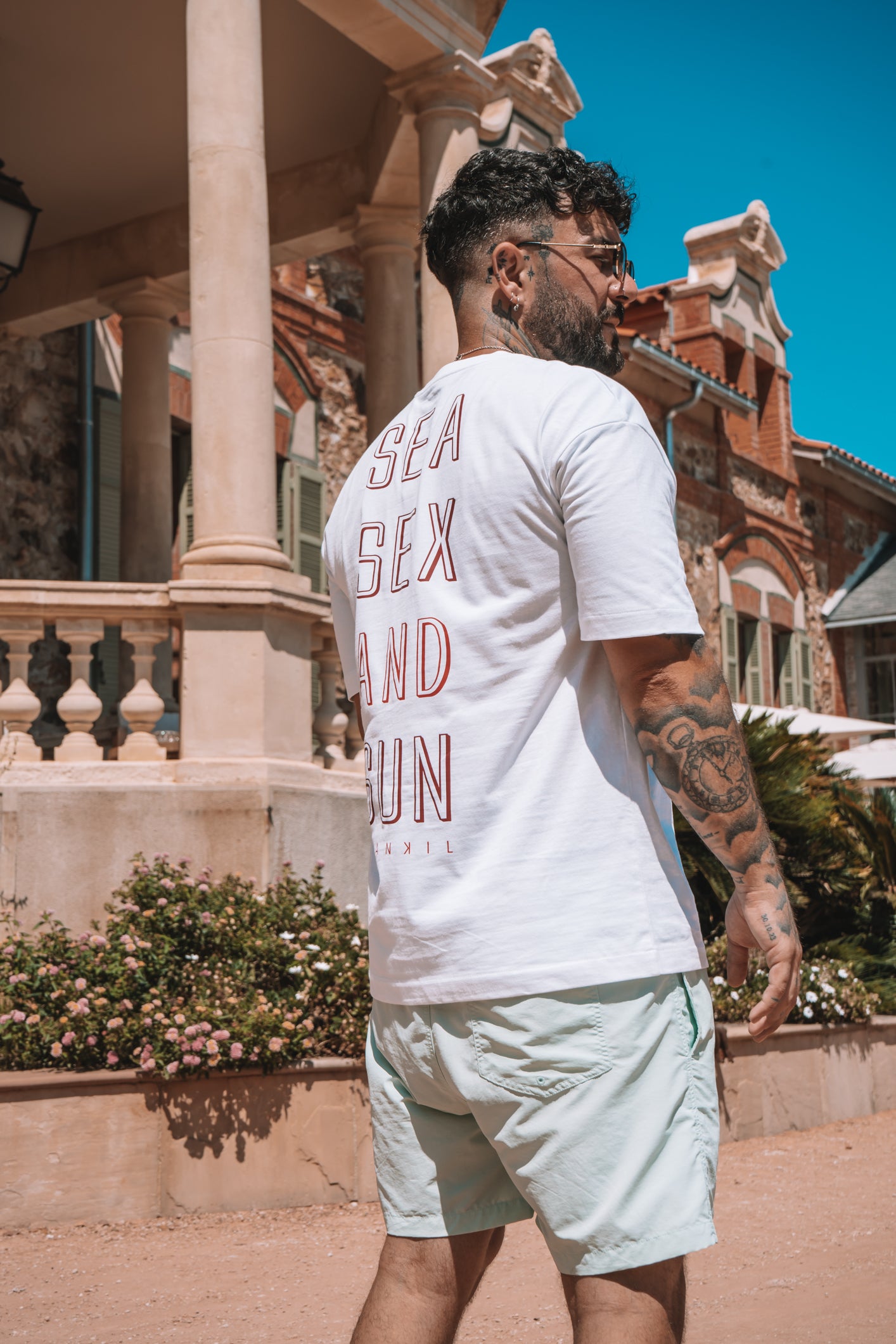 tshirt oversize unisexe, avec design dans le dos pour un look décontracté.