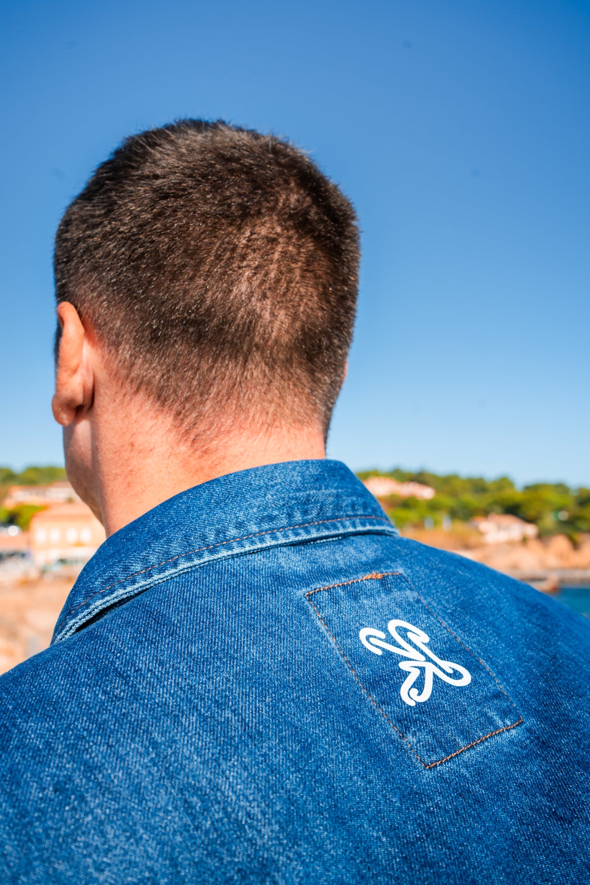 veste en jean avec signature à l'arrière pour un style élégant et intemporelle