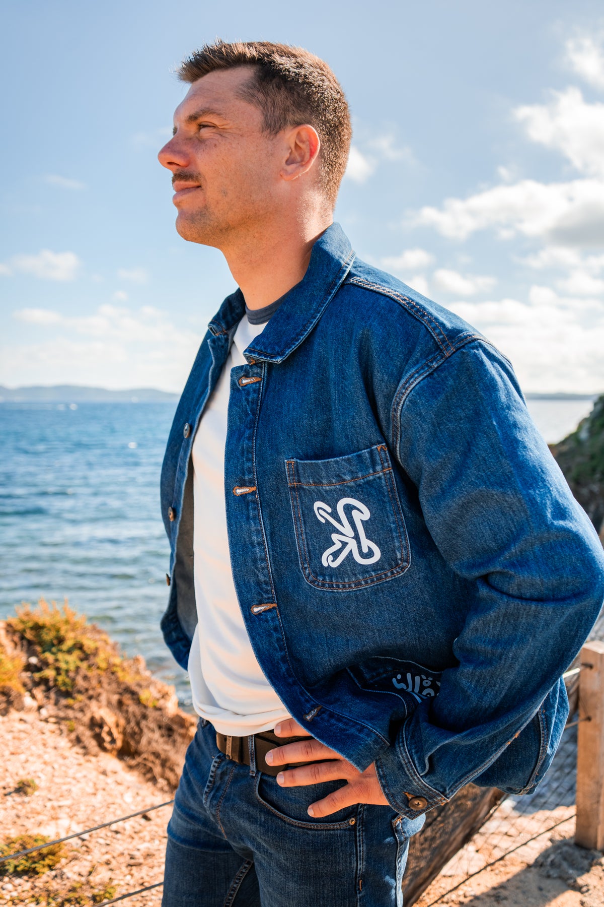 veste en jean épaules tombantes pour un style unisexe